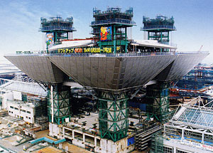 長大重量物を架設---「東京ビッグサイト」リフトアップ工事 揚体重量6,500トン