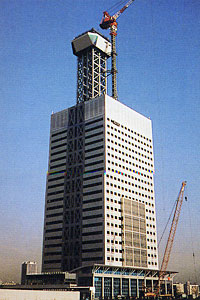 高所作業を安全に、効率的に実施---「M.M.DoCoMoビル」クライミング足場工法 高所作業を安全に、効率的に実施---「M.M.DoCoMoビル」クライミング足場工法