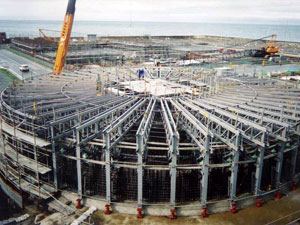 煙突スリップフォーム工法---東京電力広野発電所(高さ200m)スリップフォーム工法 : スリップフォーム装置の組立 煙突スリップフォーム工法---東京電力広野発電所(高さ200m)スリップフォーム工法 : スリップフォーム装置の組立