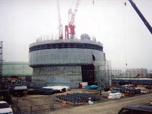 煙突スリップフォーム工法---東京電力広野発電所(高さ200m)スリップフォーム工法 : コンクリート打設スタート 煙突スリップフォーム工法---東京電力広野発電所(高さ200m)スリップフォーム工法 : コンクリート打設スタート
