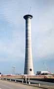 煙突スリップフォーム工法---東京電力広野発電所(高さ200m)スリップフォーム工法 : 頂部コンクリート工事中 煙突スリップフォーム工法---東京電力広野発電所(高さ200m)スリップフォーム工法 : 頂部コンクリート工事中
