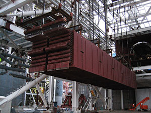 狭い屋内での重量物の吊上げ---大型の重機が設置できない建屋内で600トンのボイラーを吊り上げて据え付けました。