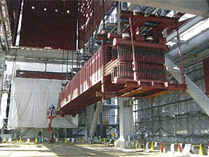 発電所ボイラーの据付・解体--大型の重機が入らない建屋内での600tボイラーのリフトアップ