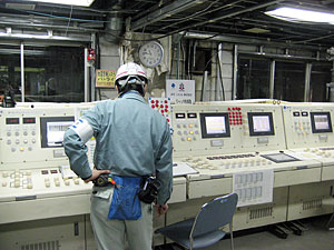 ビル解体工事でのジャッキ工法---多数のジャッキを高精度に連動自動制御し、安全確実にジャッキダウンします。 ビル解体工事でのジャッキ工法---多数のジャッキを高精度に連動自動制御し、安全確実にジャッキダウンします。