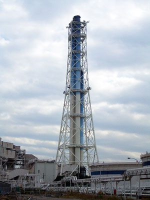 煙突解体工事でのジャッキ工法---横浜火力発電所 煙突解体(高さ150m) 煙突解体工事でのジャッキ工法---横浜火力発電所 煙突解体(高さ150m)