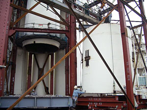 煙突解体工事でのジャッキ工法---横浜火力発電所 煙突解体(高さ150m) 煙突解体工事でのジャッキ工法---横浜火力発電所 煙突解体(高さ150m)