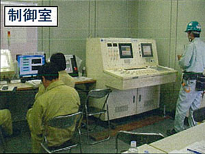タワー解体工事でのジャッキ工法---制御室 タワー解体工事でのジャッキ工法---制御室