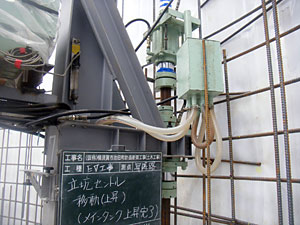 立坑ジャンプフォーム工法---作業上昇用ジャッキ 立坑ジャンプフォーム工法---作業上昇用ジャッキ